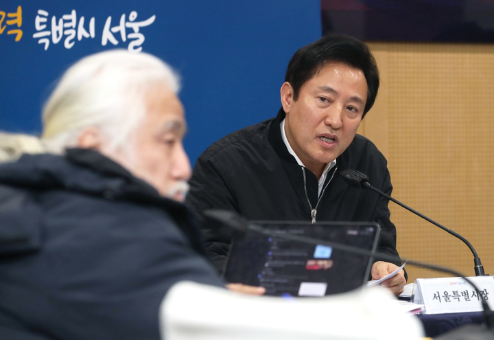 [서울=뉴시스] 김금보 기자 = 오세훈 서울시장이 2일 서울 중구 서울시청에서&nbsp; 박경석 전국장애인차별철폐연대 상임공동대표와 간담회를 진행하고 있다. (공동취재사진) 2023.02.02. photo@newsis.com