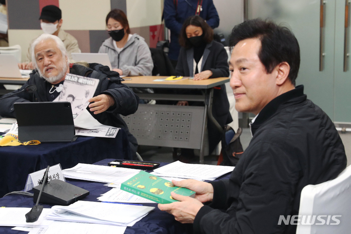 [서울=뉴시스] 김금보 기자 = 오세훈 서울시장이 2일 서울 중구 서울시청에서 박경석 전국장애인차별철폐연대 상임공동대표와 간담회를 진행하고 있다. (공동취재사진) 2023.02.02. photo@newsis.com
