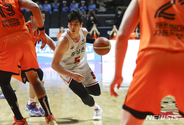 [고양=뉴시스] 최진석 기자 = 2일 경기 고양체육관에서 열린 열린 2022-2023 SKT 에이닷 프로농구 고양 캐롯과 안양 KGC의 경기. KGC 변준형이 돌파를 시도하고 있다. 2023.02.02. myjs@newsis.com