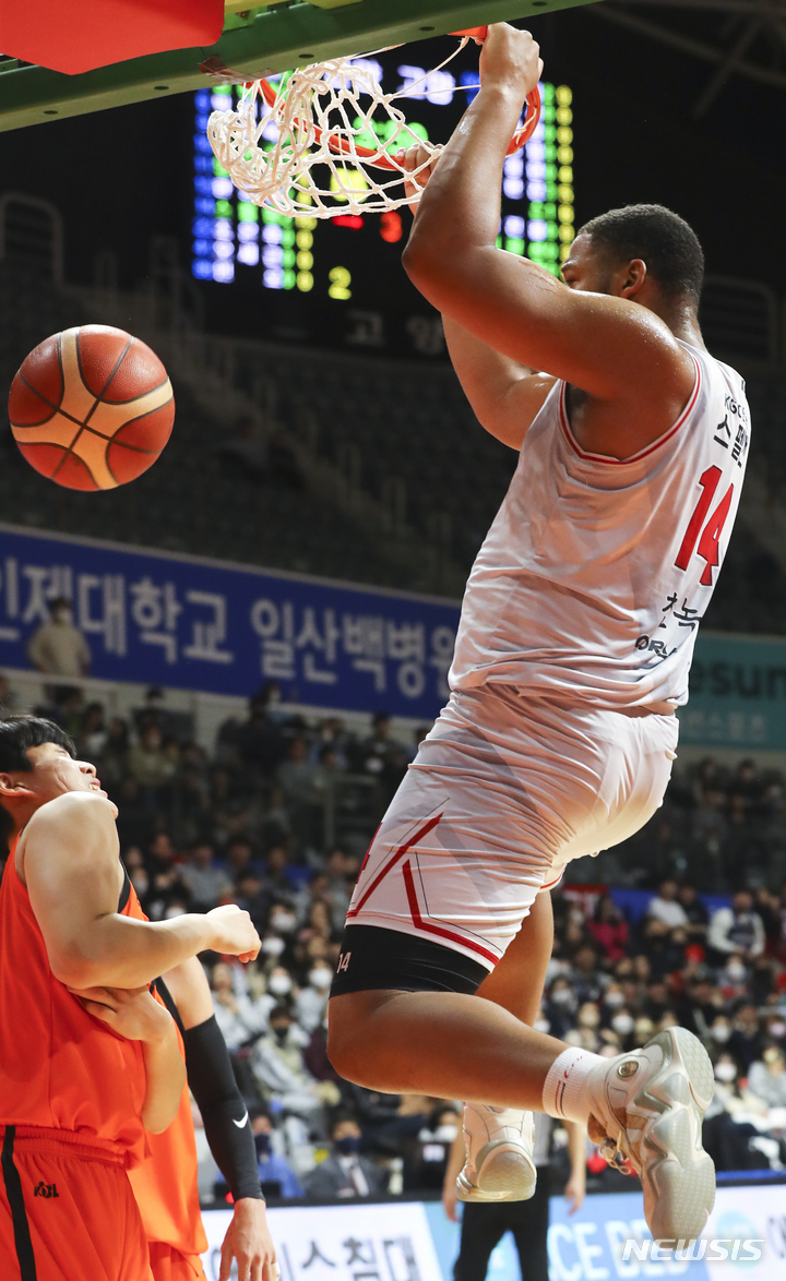 [고양=뉴시스] 최진석 기자 = 2일 경기 고양체육관에서 열린 열린 2022-2023 SKT 에이닷 프로농구 고양 캐롯과 안양 KGC의 경기. KGC 오마리 스펠맨이 투핸드 덩크슛을 하고 있다. 2023.02.02. myjs@newsis.com