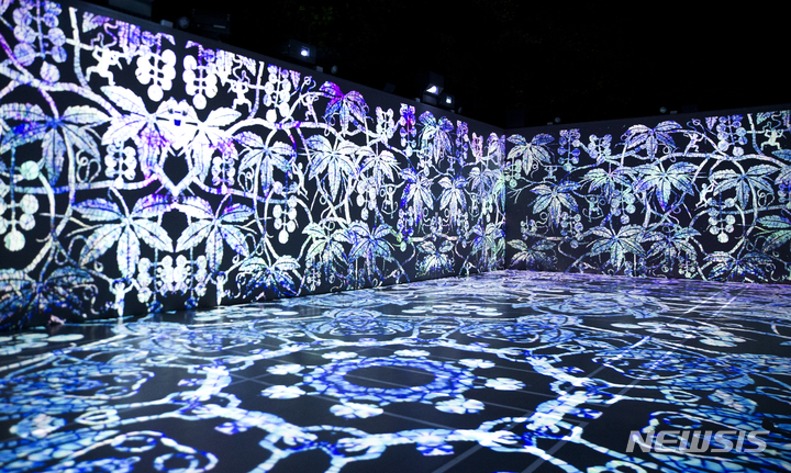 [통영=뉴시스] 신정철 기자= 경남 통영시의 도심 공원인 남망산공원에 화려한 인공 조명이 물들인 ‘빛의 정원 디피랑’이 지난 2020년 10월에 개장됐다.사진은 빛의 정원 모습(사진=뉴시스DB).2023.2.3. sin@newsis.com