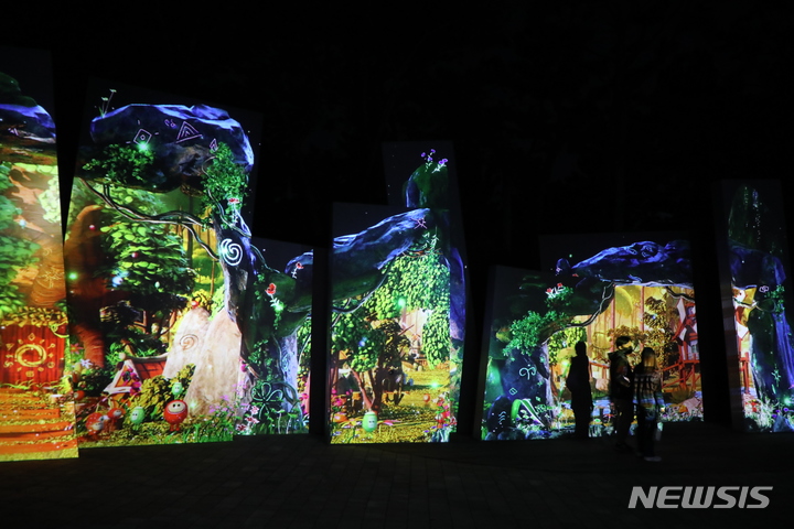[통영=뉴시스] 신정철 기자= 경남 통영시의 도심 공원인 남망산공원에 화려한 인공 조명이 물들인 ‘빛의 정원 디피랑’이 지난 2020년 10월에 개장됐다.(사진=뉴시스DB).2023.2.3. sin@newsis.com