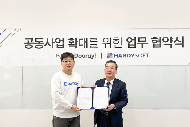 (왼쪽부터) 백창열 NHN두레이 대표, 이준희 핸디소프트 대표가 기념 촬영 하고 있다. *재판매 및 DB 금지