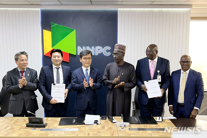 [서울=뉴시스] 조승일 대우건설 플랜트사업본부장(왼쪽에서 3번째)과 나이지리아측 인사들이 계약 체결 후 기념 촬영을 하고 있다. (사진=대우건설 제공)