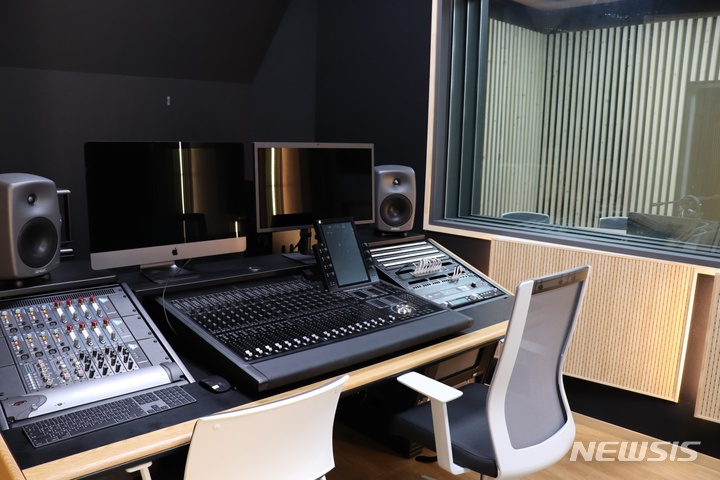 경기시청자미디어센터의 오디오 녹음 시설. 예약만 하면 누구나 무료로 이용할 수 있다. (사진= 경기시청자미디어센터 제공)
