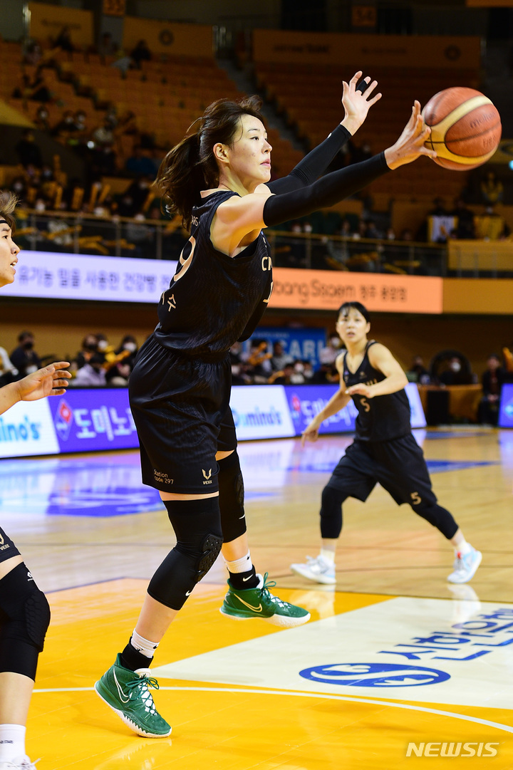 [서울=뉴시스]여자농구 청주 KB국민은행 박지수 (사진 = WKBL 제공)