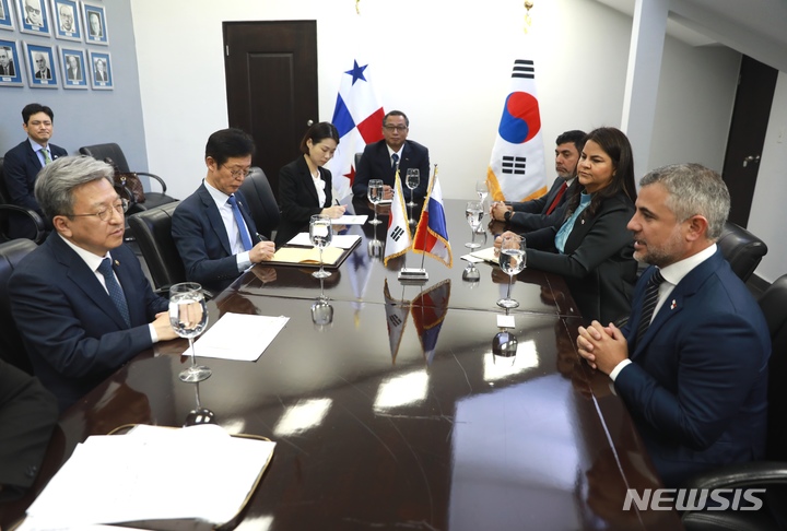 [서울=뉴시스] 이원재 국토교통부 1차관이 라파엘 사봉헤(Rafael Sabonge) 파나마 공공사업부 장관을 면담했다. (사진=국토교통부 제공)