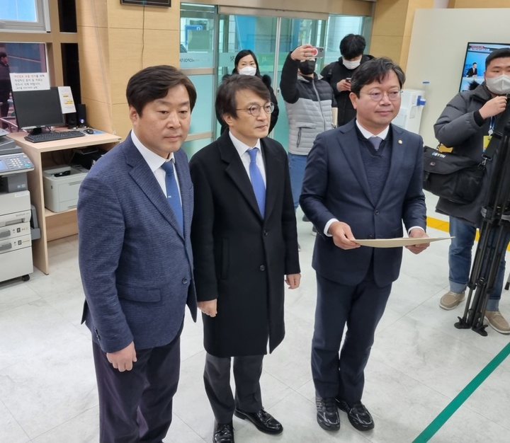 [서울=뉴시스] 전재훈 기자 = (왼쪽부터)황명선 민주당 대변인, 김의겸 민주당 대변인, 김승원 민주당 법률위원회 위원장은 3일 오전 김대기 대통령비서실장에 대한 무고죄 고발장을 서울 종로구 서울경찰청에 제출했다. kez@newsis.com. 2023.02.03. *재판매 및 DB 금지