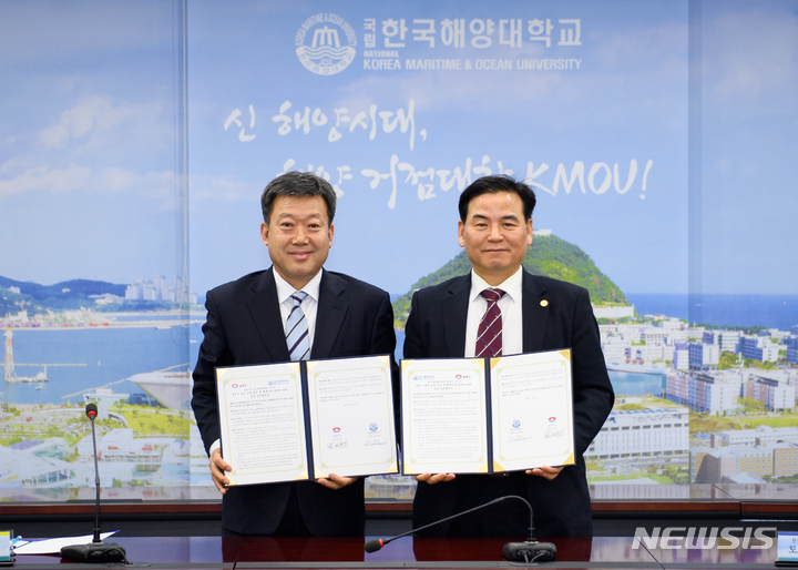 [울릉=뉴시스] 남한권 울릉군수(왼쪽)와 도덕희 한국해양대학교 총장