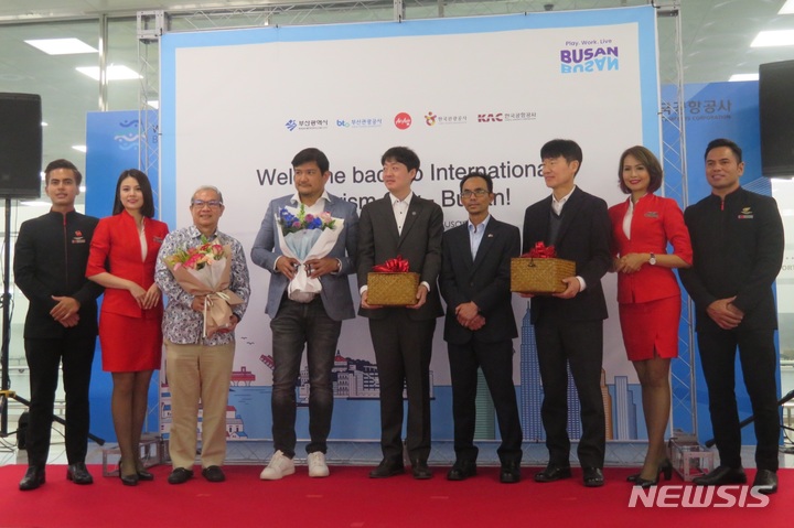 [부산=뉴시스] 이동민 기자 = 3일 오전 김해공항 국제선 대합실에서 열린 '말레이시아 쿠알라룸푸르-부산 직항 운항 재개기념 환대행사'에서 <왼쪽 네번째부터) 에어아시아 엑스(AAX) 벤야민 이스마일 CEO, 부산시 손태욱 관광진흥과장, 말레이시아 관광청 샤하로딘 야햐 한국사무소장, 한국공항공사 박재희 김해공항장이 기념사진을 촬영하고 있다. 2023.02.03. eastsky@newsis.com