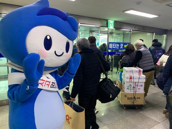 [인천=뉴시스] 김동영 기자 = 인천지방해양수산청 관계자들이 3일 오전 인천 중구 인천항 연안여객터미널에서 겨울철 해양사고 예방 현장 캠페인을 실시하고 있다. (사진=인천해수청 제공) *재판매 및 DB 금지