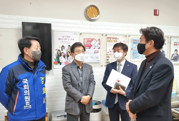 [전주=뉴시스] 4·5 전주을 국회의원 재선거에 출마한 김호서 예비후보(무소속, 왼쪽)가 3일 대한적십자사 전북지사와 전북혈액원을 방문해 전북의 혈액 수급난 극복을 위해 헌혈에 참여하고 헌혈자 간담회를 진행했다. 2023.02.03 (사진= 김호서 예비후보 측 제공) *재판매 및 DB 금지