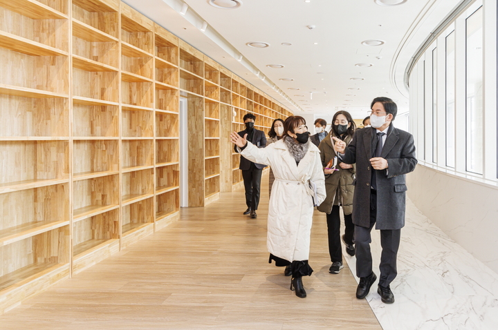 [서울=뉴시스]3월 개관 예정인 스터디카페형 학습공간 및 메타버스 영상전자도서관을 둘러보는 박강수 마포구청장.