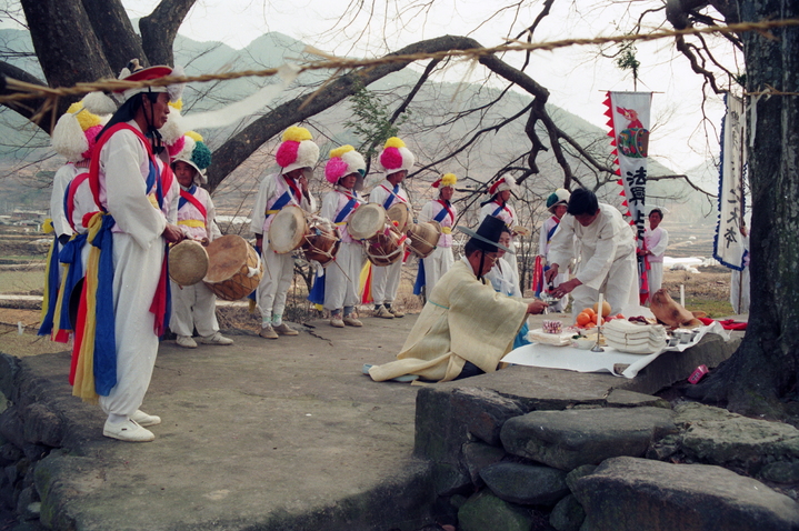 경상남도 무형문화재 제16호 법흥상원놀이 중 당산제. *재판매 및 DB 금지
