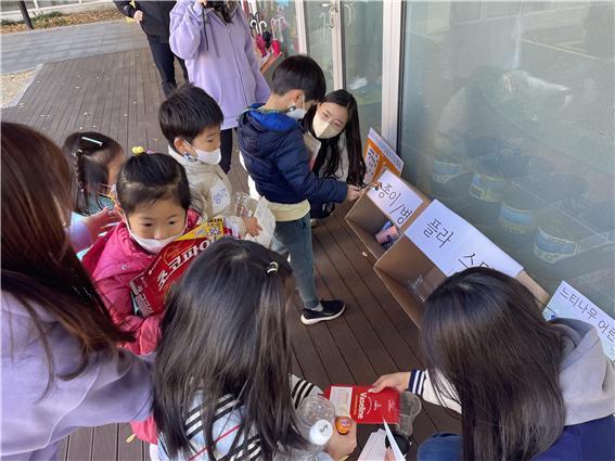 서울대 글로벌사회공헌단 클리너스 팀이 느티나무 어린이집에서 환경 관련 체험교육을 진행하고 있다. 사진 서울대 *재판매 및 DB 금지