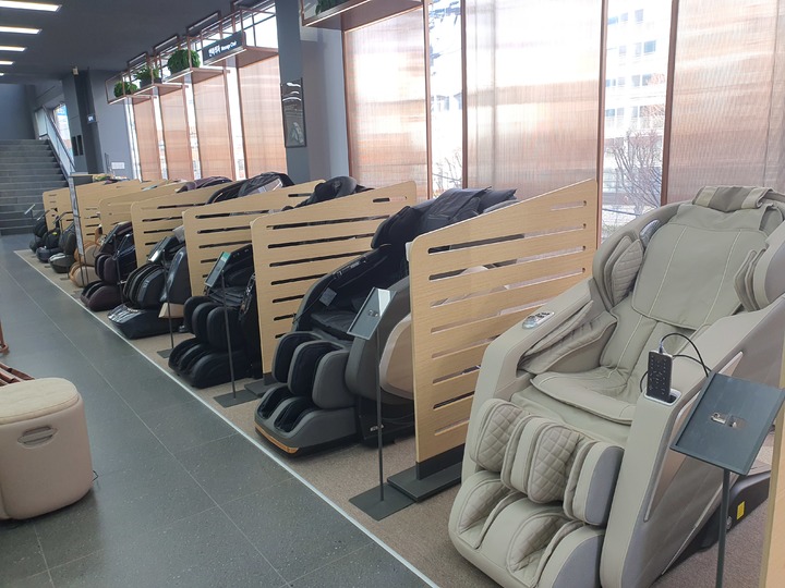 [서울=뉴시스] 송종호 기자 = 바디프랜드·세라젬에 이어 휴테크가 오는 12일부터 안마의자 가격을 최대 10% 인상한다. 3일 서울에 위치한 한 가전제품 전문매장에 안마의자가 전시돼 있다. 2022.02.03. song@newsis.com *재판매 및 DB 금지