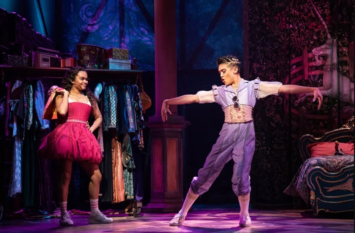 [서울=뉴시스]브로드웨이 뮤지컬 '&줄리엣'에 출연한 (사진 오른쪽) 저스틴 데이비드 설리번. (사진=뉴욕타임스 홈페이지 캡처) 2023.02.03. photo@newsis.com *재판매 및 DB 금지