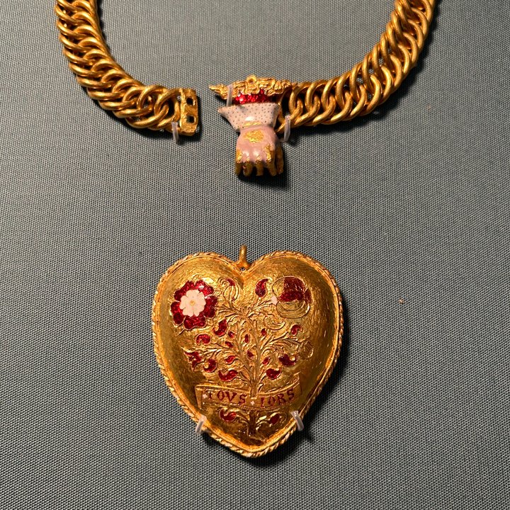 [서울=뉴시스] 영국의 한 카페 주인이 금속 탐지를 하다가 튜더 왕가의 헨리 8세와 첫 번째 왕비의 이니셜이 새겨진 금목걸이를 발견했다고 2일(현지시간) CNN이 보도했다. <출처 : History Hit 트위터 캡처> 2023.02.03. *재판매 및 DB 금지