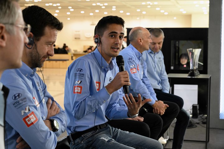 [서울=뉴시스] 2022 월드투어링카컵(World Touring Car Cup·WTCR)에서 드라이버 부문에서 우승한 미켈 아즈코나가 기자단에게 답변하고 있다. (사진=현대자동차그룹 제공) 2022.02.03 photo@newsis.com *재판매 및 DB 금지