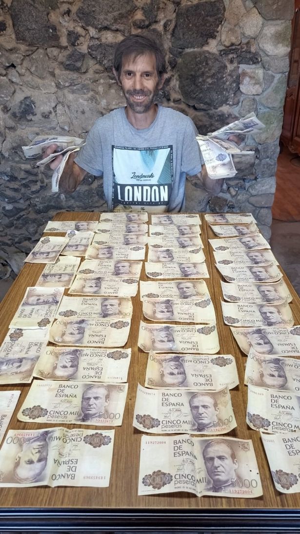 [서울=뉴시스] 페이스북을 통해 구입한 낡은 건물에서 막대한 양의 스페인 페세타(스페인 구권)을 발견한 토뇨 피녜이로(사진)가 발견한 페세타를 든 채 미소짓고 있다 (사진출처: 더 선 영상 캡처) 2023.02.03. *재판매 및 DB 금지