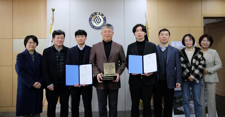 [수원=뉴시스] 최기주(사진 왼쪽부터 네번째) 아주대학교 총장이 지난 1일 총장실에서 대학 관계자들이 참석한 가운데 ‘2022 대한민국 인재상’을 수상한 기계공학과 김재욱 학생과 미디어학과 백종성 학생에게 장학금을 전달하고 있다. (사진=아주대 제공) 2023.02.03. photo@newsis.com *재판매 및 DB 금지