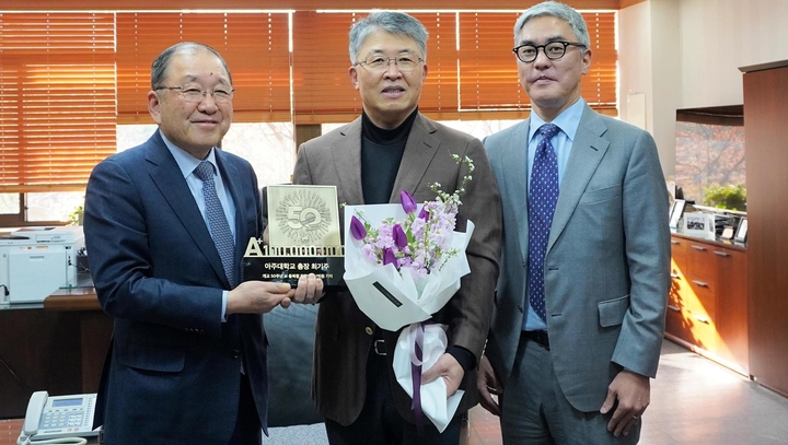 [수원=뉴시스] 추호석 대우학원 이사장이 최기주 아주대학교 총장에게 기부자에 감사패를 전달하고 있다. 사진 왼쪽부터 추 이사장, 최 총장, 김선용 대우학원 상임이사. (사진=아주대 제공) 2023.02.03. photo@newsis.com *재판매 및 DB 금지