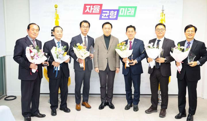 [수원=뉴시스] 임태희 경기도교육감이 3일 남부청사에서 열린 2022년 우수 사학기관 표창 수여식에서 선정된 학교법인 관계자들에게 표창패를 전달하고 있다. (사진=경기도교육청 제공) 2023.02.03. photo@newsis.com *재판매 및 DB 금지