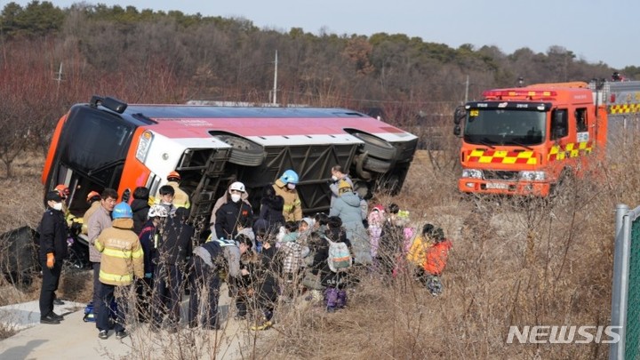 경기 고양시 덕양구 버스 전도 사고 현장.(사진=경기북부소방재난본부 제공)