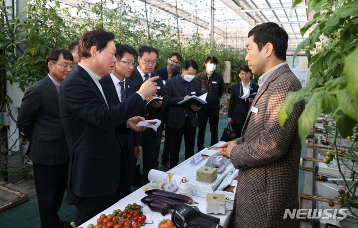 [진주=뉴시스] 홍정명 기자=박완수 경남도지사가 3일 진주시 초전동 경상남도농업기술원을 방문해 교육시설과 성과물을 둘러보고 있다.(사진=경남도 제공)2023.02.03. photo@newsis.com