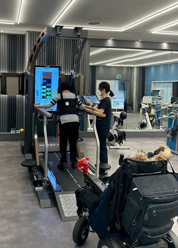 [서울=뉴시스]보행훈련기 재활훈련. (사진=강남구 제공) *재판매 및 DB 금지