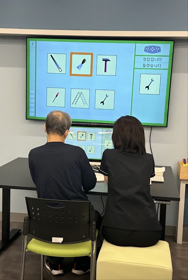 [서울=뉴시스]인지재활치료기 활용한 재활훈련.(사진=강남구 제공) *재판매 및 DB 금지