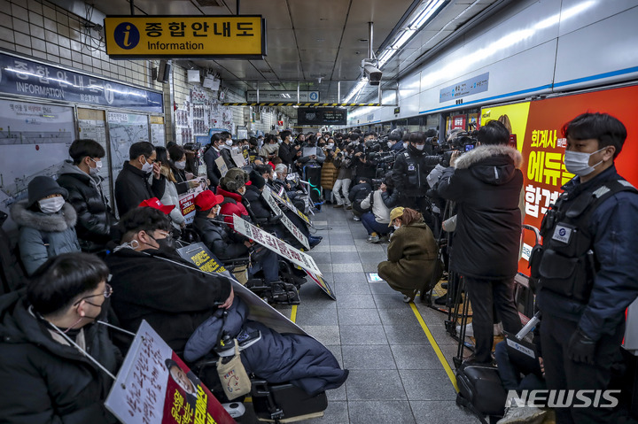 [서울=뉴시스] 정병혁 기자 = 전국장애인차별철폐연대 관계자들이 3일 서울 종로구 지하철 4호선 혜화역 승강장에서 오세훈 서울시장 대화에 대한 전장연 입장 발표 기자회견을 하고 있다. 2023.02.03. jhope@newsis.com