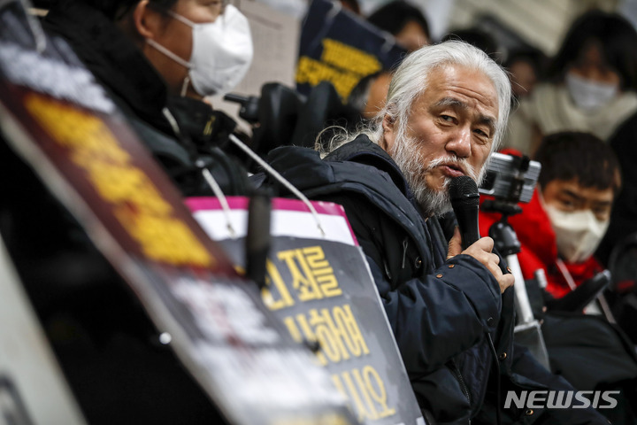 [서울=뉴시스] 정병혁 기자 = 박경석 전국장애인차별철폐연대 공동상임대표가 지난 3일 서울 종로구 지하철 4호선 혜화역 승강장에서 열린 오세훈 서울시장 대화에 대한 전장연 입장 발표 기자회견에서 발언하고 있다. 2023.02.03. jhope@newsis.com