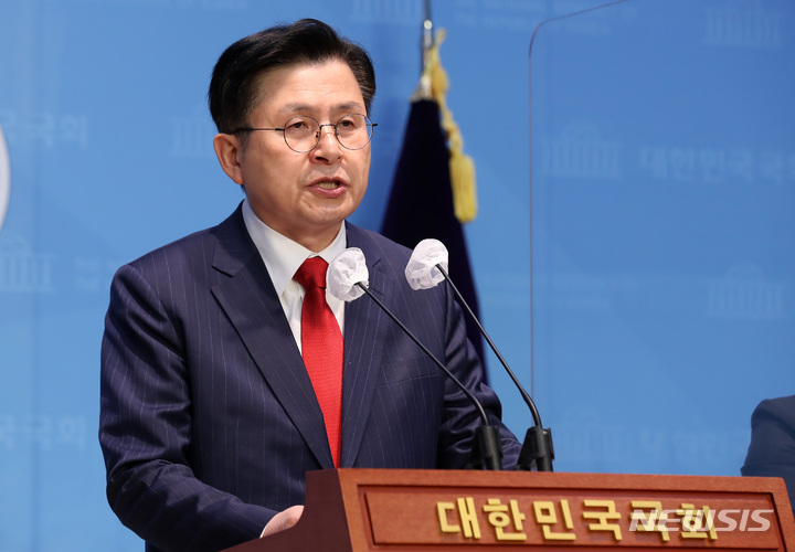 [서울=뉴시스] 이영환 기자 = 황교안 국민의힘 당대표 후보가 3일 오전 서울여의도 국회 소통관에서 당대표 출마 선언 기자회견을 하고 있다. 2023.02.03. 20hwan@newsis.com