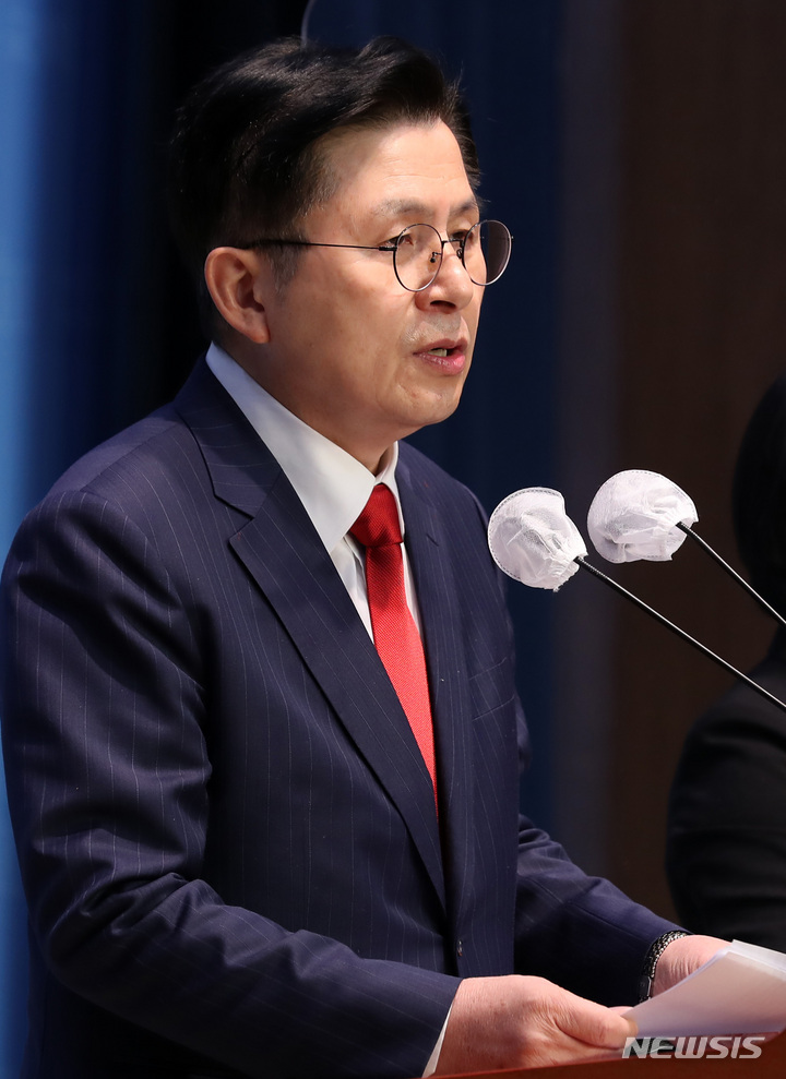 [서울=뉴시스] 이영환 기자 = 황교안 국민의힘 당대표 후보가 3일 오전 서울여의도 국회 소통관에서 당대표 출마 선언 기자회견을 하고 있다. 2023.02.03. 20hwan@newsis.com