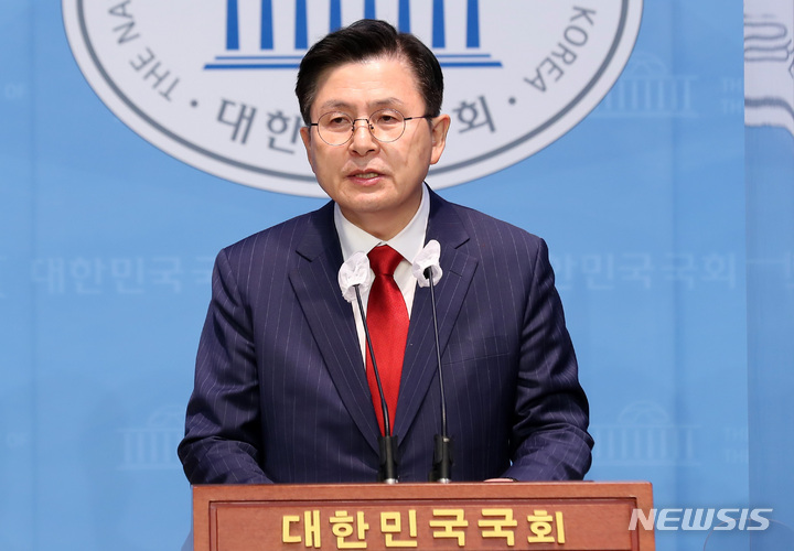 [서울=뉴시스] 이영환 기자 = 황교안 국민의힘 당대표 후보가 3일 오전 서울여의도 국회 소통관에서 당대표 출마 선언 기자회견을 하고 있다. 2023.02.03. 20hwan@newsis.com
