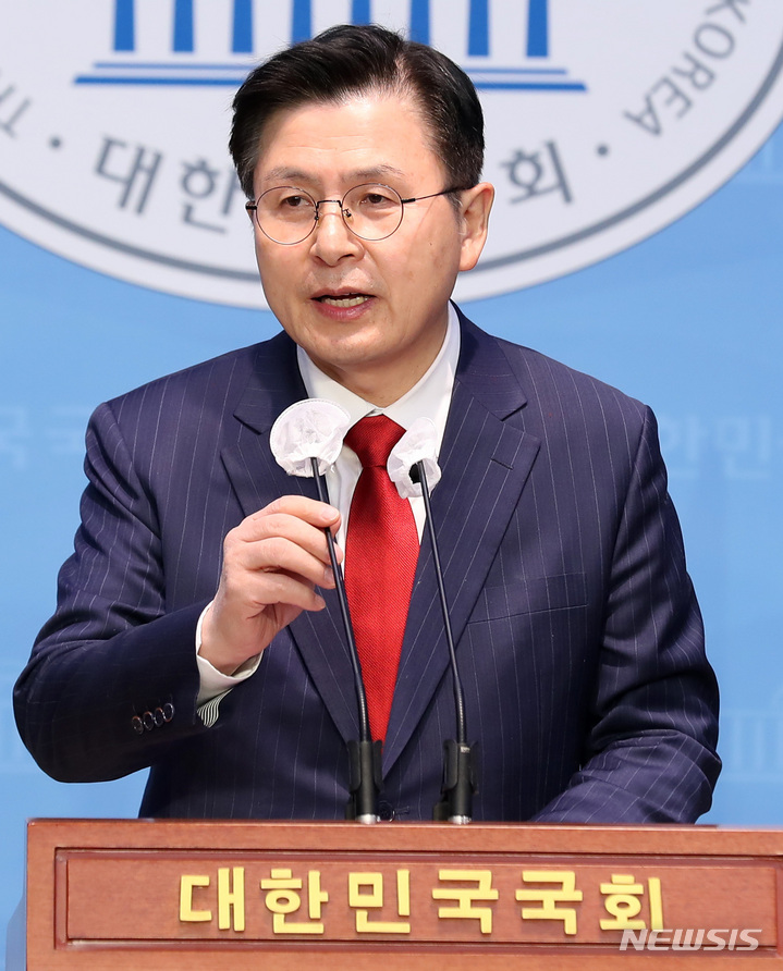 [서울=뉴시스] 이영환 기자 = 황교안 국민의힘 당대표 후보가 3일 오전 서울여의도 국회 소통관에서 당대표 출마 선언 기자회견을 하고 있다. 2023.02.03. 20hwan@newsis.com