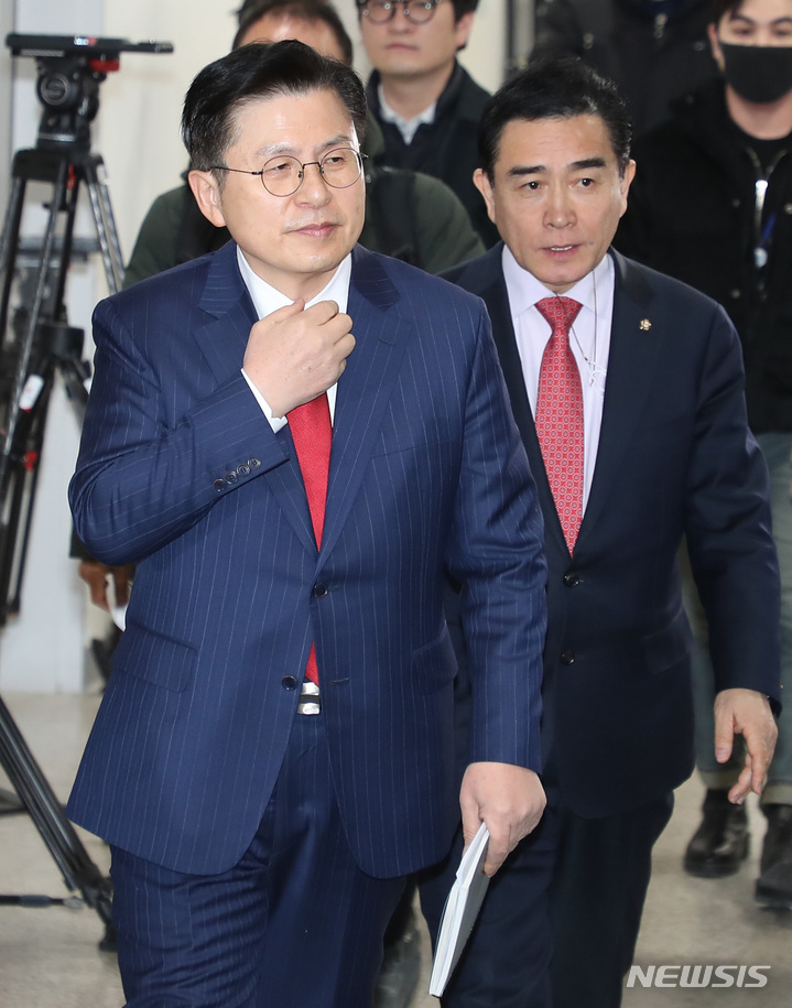 [서울=뉴시스] 이영환 기자 = 황교안 국민의힘 당대표 후보가 3일 오전 서울여의도 국회 소통관에서 당대표 출마 선언 기자회견을 하기 위해 태영호 의원과 함께 들어서고 있다. 2023.02.03. 20hwan@newsis.com