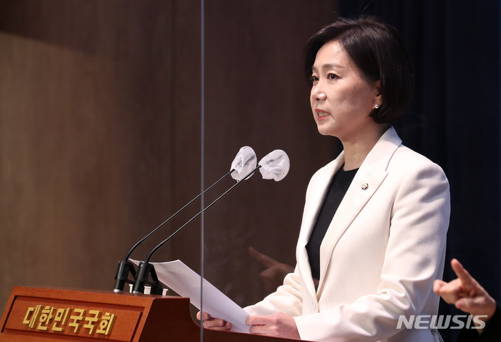 [서울=뉴시스] 이영환 기자 = 허은아 국민의힘 의원이 3일 오전 서울 여의도 국회 소통관에서 최고위원 출마 기자회견을 하고 있다. 2023.02.03. 20hwan@newsis.com