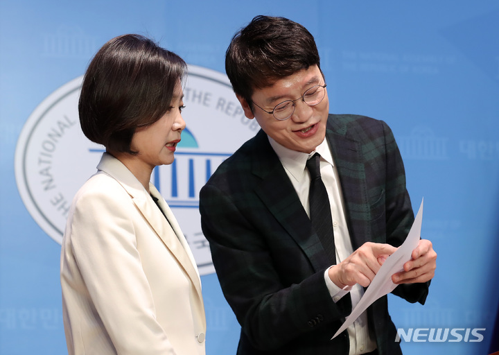 [서울=뉴시스] 이영환 기자 = 김웅 국민의힘 의원이 3일 오전 서울 여의도 국회 소통관에서 최고위원 출마 기자회견을 마친 허은아 의원에게 발언을 정정해야 한다 말하고 있다. 2023.02.03. 20hwan@newsis.com