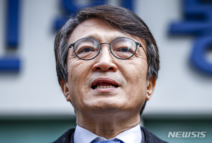 [서울=뉴시스] 정병혁 기자 = 김의겸 더불어민주당 대변인이 3일 오전 서울 종로구 서울경찰청 앞에서 김대기 대통령비서실장을 무고죄로 고발하기에 앞서 취재진의 질문에 답하고 있다. 2023.02.03. jhope@newsis.com