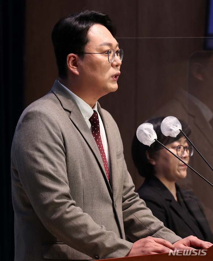 [서울=뉴시스] 이영환 기자 = 국민의힘 전남 순천갑 당협위원장인 천하람 변호사가 3일 오전 서울 여의도 국회 소통관에서 당대표 출마 선언 기자회견을 하고 있다. 2023.02.03. 20hwan@newsis.com