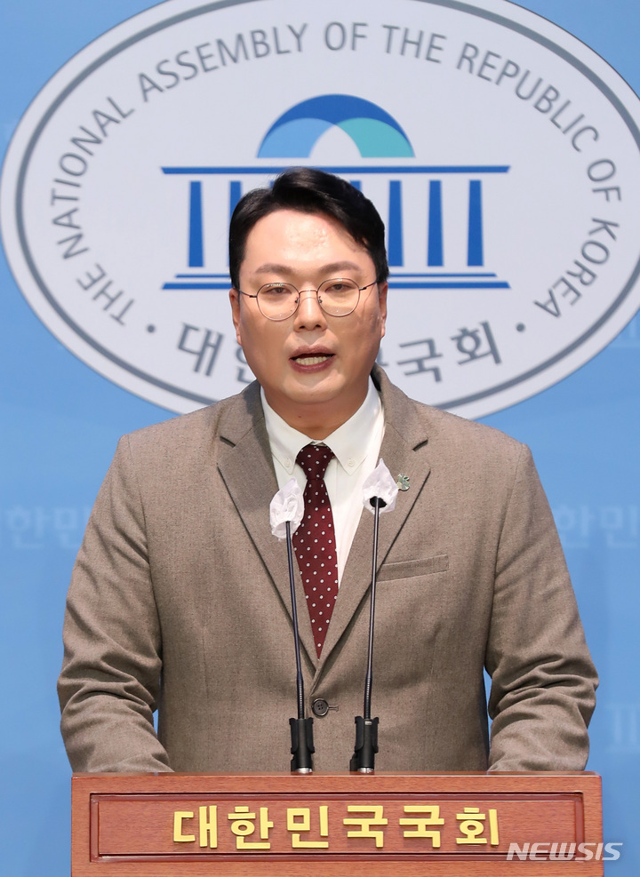 [서울=뉴시스] 이영환 기자 = 국민의힘 전남 순천갑 당협위원장인 천하람 변호사가 3일 오전 서울 여의도 국회 소통관에서 당대표 출마 선언 기자회견을 하고 있다. 2023.02.03. 20hwan@newsis.com