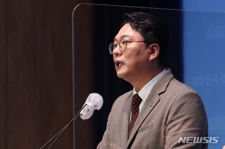 [서울=뉴시스] 이영환 기자 = 국민의힘 전남 순천갑 당협위원장인 천하람 변호사가 3일 오전 서울 여의도 국회 소통관에서 당대표 출마 선언 기자회견을 하고 있다. 2023.02.03. 20hwan@newsis.com