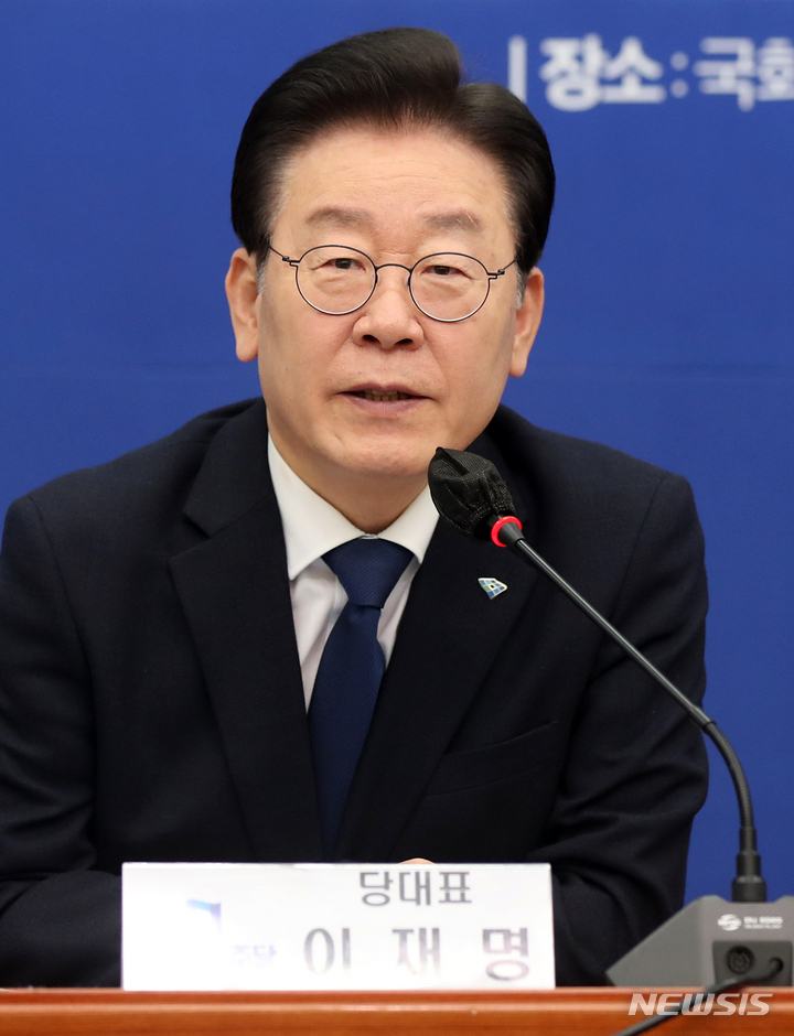 [서울=뉴시스] 고범준 기자 = 이재명 더불어민주당 대표가 3일 오전 서울 여의도 국회에서 열린 교육특별위원회 출범식 및 임명장 수여식에서 인사말을 하고 있다. 2023.02.03. bjko@newsis.com