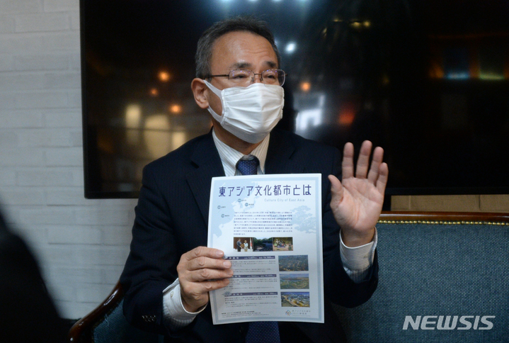 [전주=뉴시스] 김얼 기자 = 동아시아문화도시 교류도시 상호 홍보협력을 위해 전주시청을 방문한 시즈오카현 야마모토 아즈마 지역외교국 담당 부장이 3일 전북 전주시 전주시청에서 인터뷰를 하고 있다. 2023.02.03. pmkeul@newsis.com