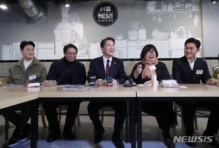 [서울=뉴시스] 조성우 기자 = 안철수 국민의힘 당 대표 후보가 3일 오후 서울 동대문구 경동시장 청년몰에서 청년사장들과 간담회를 하고 있다. 2023.02.03. xconfind@newsis.com