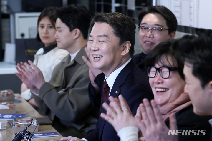 [서울=뉴시스] 조성우 기자 = 안철수 국민의힘 당 대표 후보가 3일 오후 서울 동대문구 경동시장 청년몰에서 청년사장들과 간담회를 하고 있다. 2023.02.03. xconfind@newsis.com