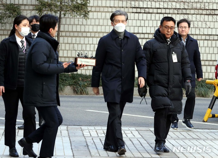 [서울=뉴시스] 조성봉 기자 =조국 전 법무부 장관이 지난 3일 오후 서울 서초구 서울중앙지법에서 열린 자녀 입시비리 및 감찰 무마 의혹 관련 1심 선고 공판에&nbsp; 출석하고 있다. 2023.02.03. suncho21@newsis.com