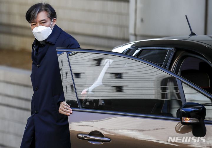 [서울=뉴시스] 정병혁 기자 = 자녀입시 비리 및 유재수 감찰무마 등 혐의를 받는 조국 전 법무부 장관이 3일 오후 서울 서초구 서울중앙지방법원에서 열린 선고 공판에 출석하고 있다. 2023.02.03. jhope@newsis.com